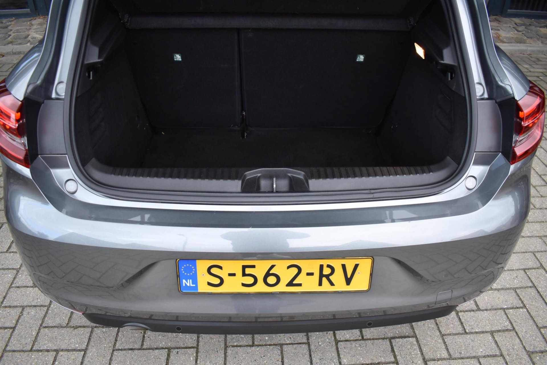48122385-10.jpg